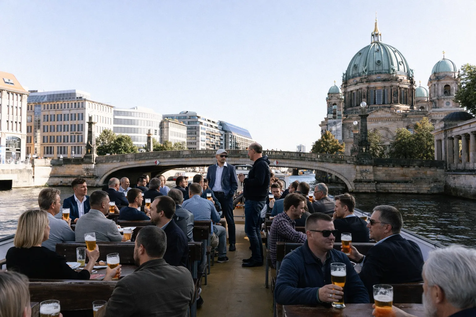 Geburtstagsgesellschaft feiert auf dem Oberdeck mit Blick auf den Berliner Dom